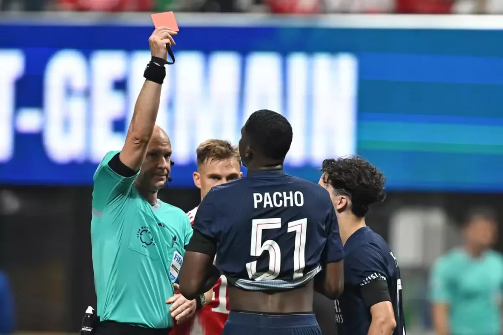 PSG 吃2張紅牌